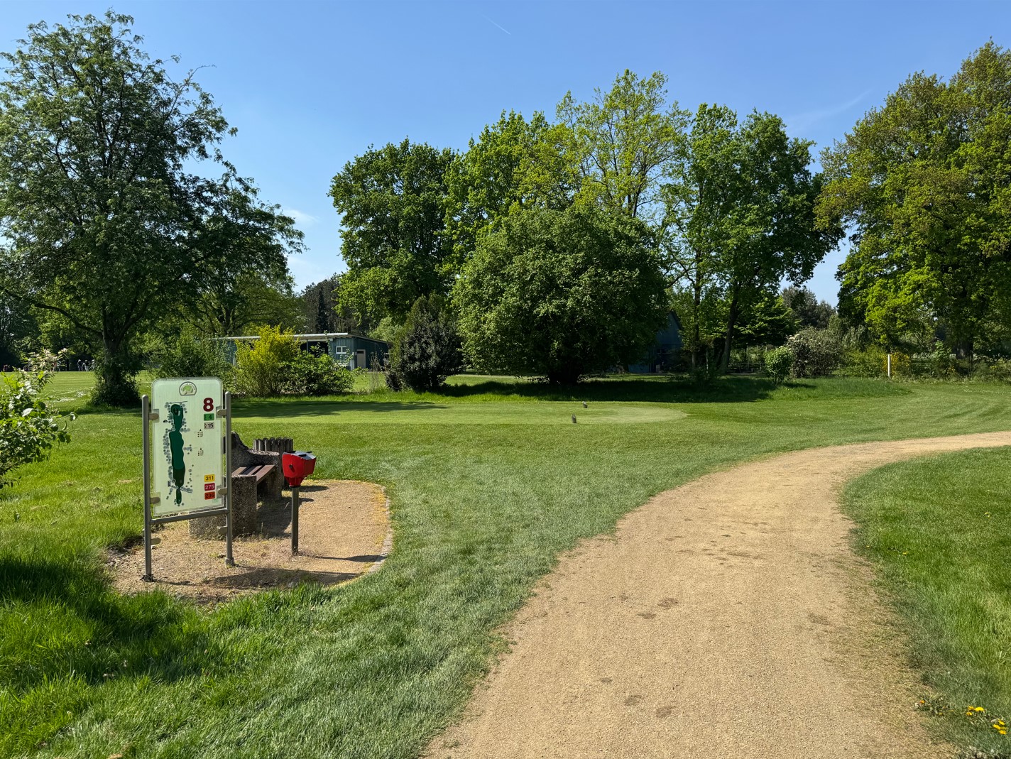 GCGF Bahn 8 - Tafel und Bank am Abschlag GCGF Bahn 8 - Tafel und Bank am Abschlag