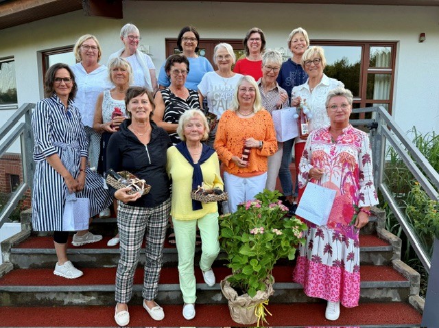 Dienstagsdamen mit Gästen aus 4 befreundeten Golfclubs Dienstagsdamen mit Gästen aus 4 befreundeten Golfclubs